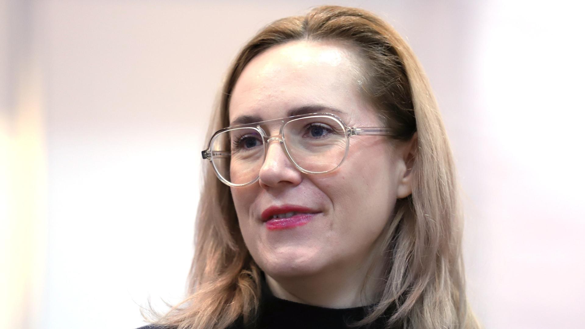 Porträt von Barbi Markovic, sie lächelt. Porträt von Barbi Markovic, sie lächelt.