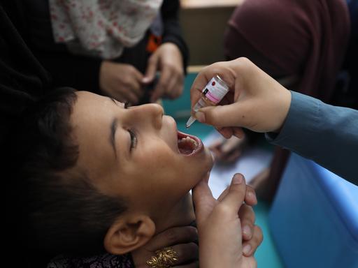 Ein Kind erhält im Gazastreifen eine Impfung gegen Polio. 