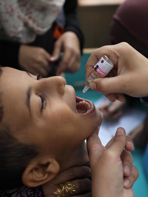 Ein Kind erhält im Gazastreifen eine Impfung gegen Polio. 