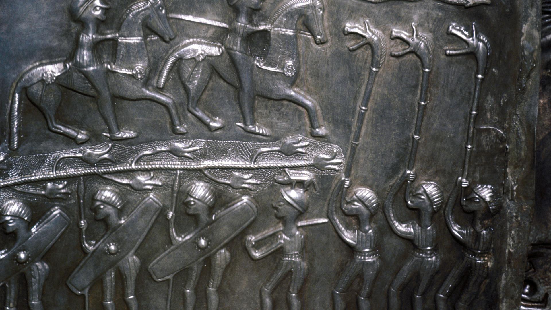 Hier ist ein Detail des Gundestrup-Kessels zu sehen, das drei Spieler zeigt, die ihre Hörner hochhalten