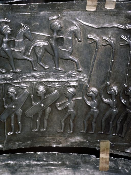 Hier ist ein Detail des Gundestrup-Kessels zu sehen, das drei Spieler zeigt, die ihre Hörner hochhalten