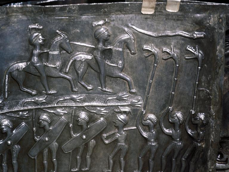 Hier ist ein Detail des Gundestrup-Kessels zu sehen, das drei Spieler zeigt, die ihre Hörner hochhalten