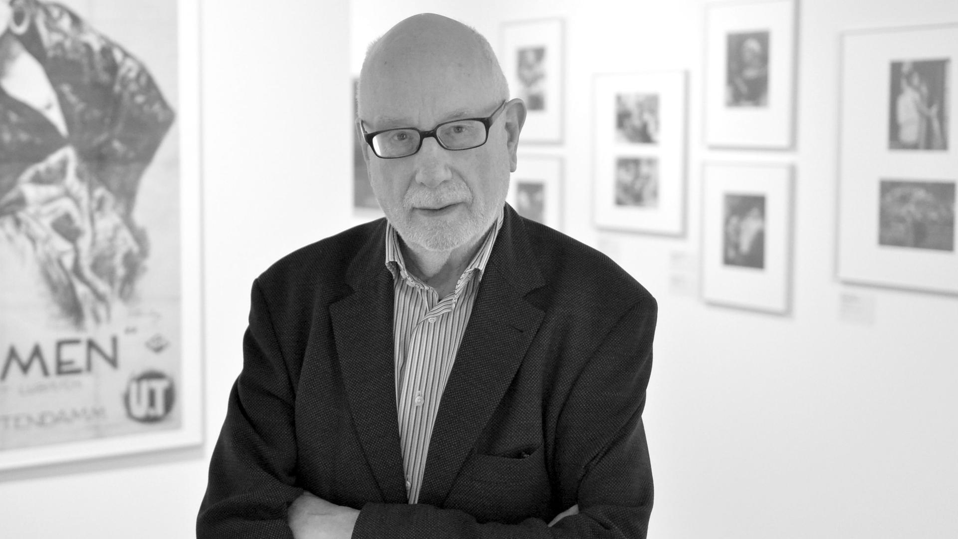 Berlin: Der Filmhistoriker Hans Helmut Prinzler steht mit verschränkten Armen in der Deutschen Kinematek vor Eröffnung einer Ausstellung im Jahr 2014.