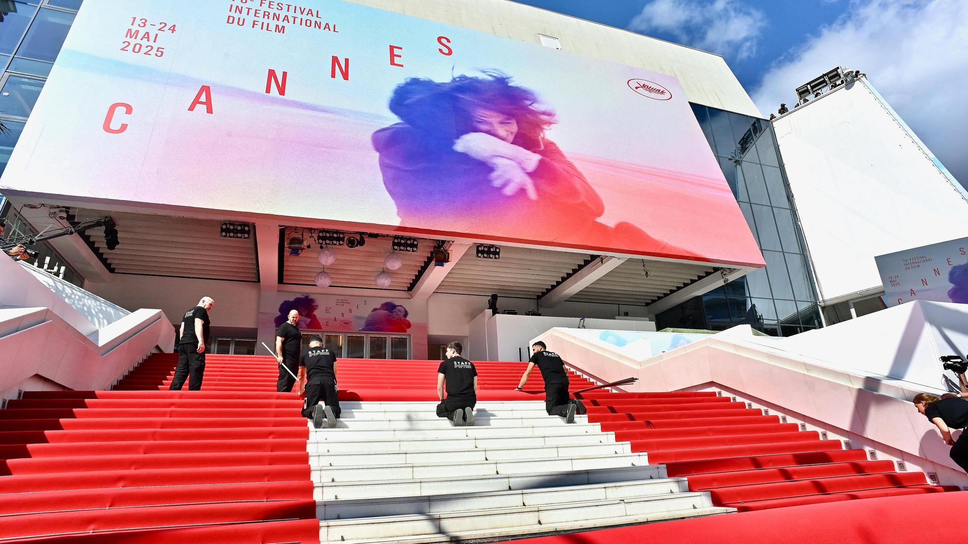Arbeiter bereiten den roten Teppich bei den Filmfestspielen in Cannes vor. 
