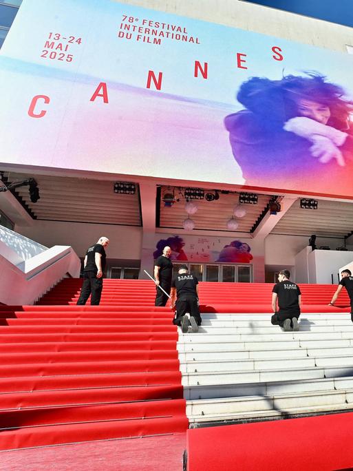Arbeiter bereiten den roten Teppich bei den Filmfestspielen in Cannes vor. 