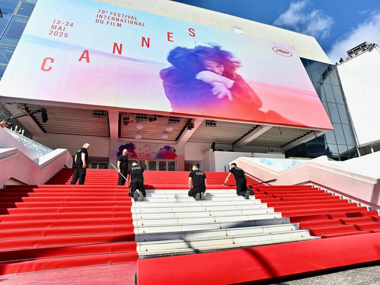 Arbeiter bereiten den roten Teppich bei den Filmfestspielen in Cannes vor. 