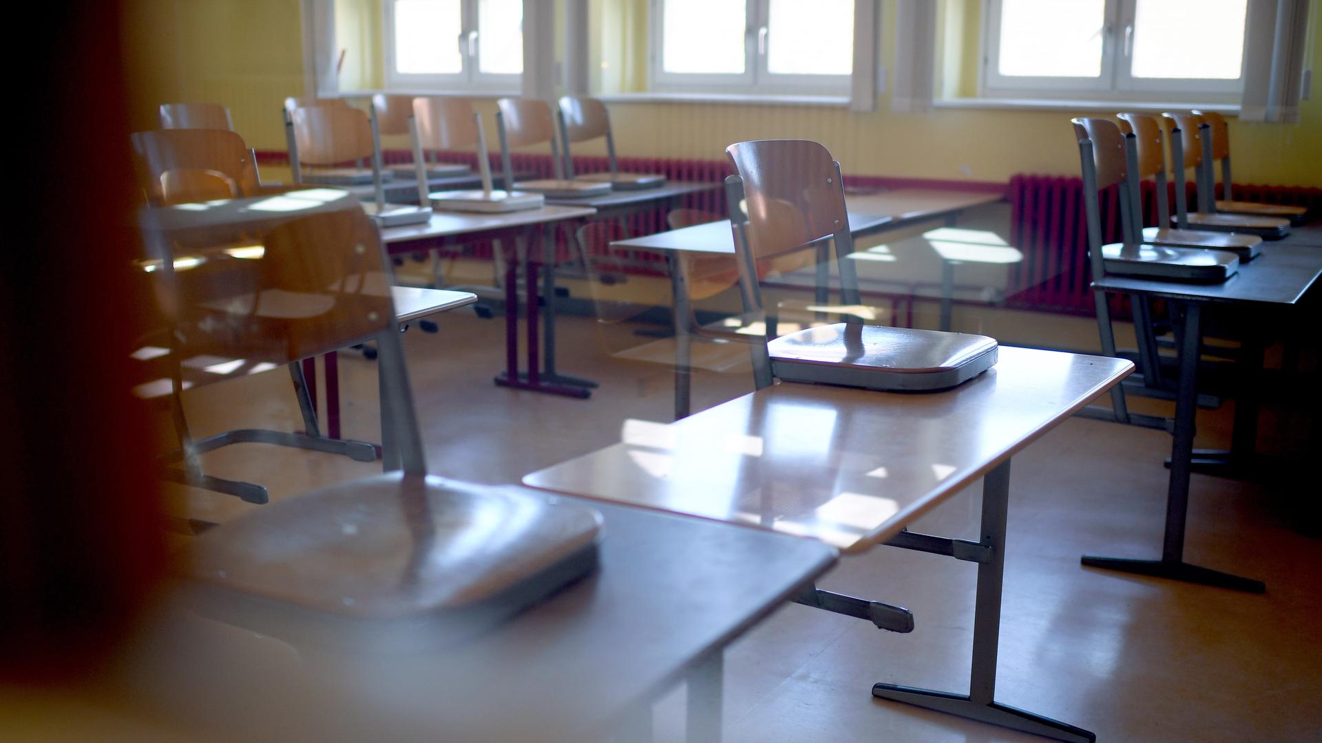Hochgestellte Stühle in einem Klassenraum einer Berliner Schule 