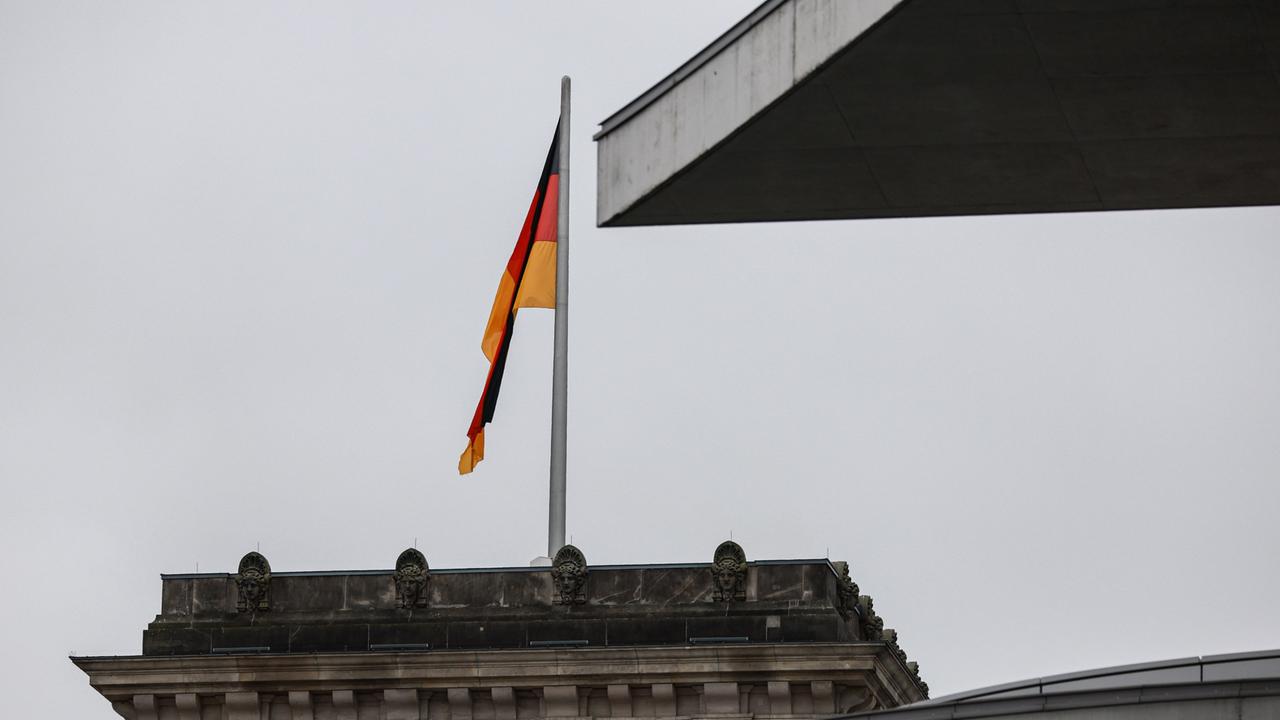 Eine Deutschlandflagge hängt trist an einem Fahnenmast auf dem Reichstagsgebäude. Am Mittwochabend entließ der Bundeskanzler den Finanzminister und kündige Neuwahlen für das kommende Frühjahr an.