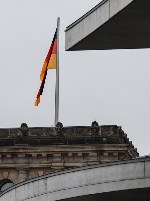 Eine Deutschlandflagge hängt trist an einem Fahnenmast auf dem Reichstagsgebäude. Am Mittwochabend entließ der Bundeskanzler den Finanzminister und kündige Neuwahlen für das kommende Frühjahr an.