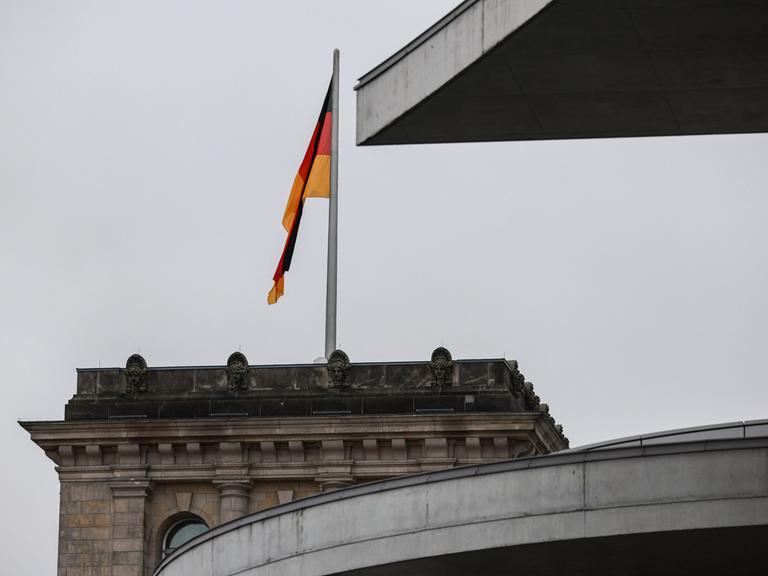 Eine Deutschlandflagge hängt trist an einem Fahnenmast auf dem Reichstagsgebäude. Am Mittwochabend entließ der Bundeskanzler den Finanzminister und kündige Neuwahlen für das kommende Frühjahr an.