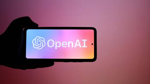 Das Logo von "OpenAI" auf einem Smartphone vor einem dunkelrosa-farbenen Hintergrund Das Logo von "OpenAI" auf einem Smartphone vor einem dunkelrosa-farbenen Hintergrund