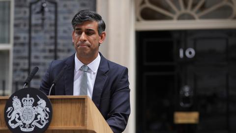 Rishi Sunak steht an einem Rednerpult vor Ten Downing Street in London.