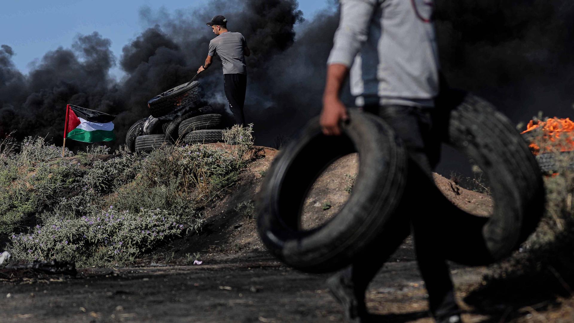 In Gaza-Stadt zünden Demonstranten Autoreifen an