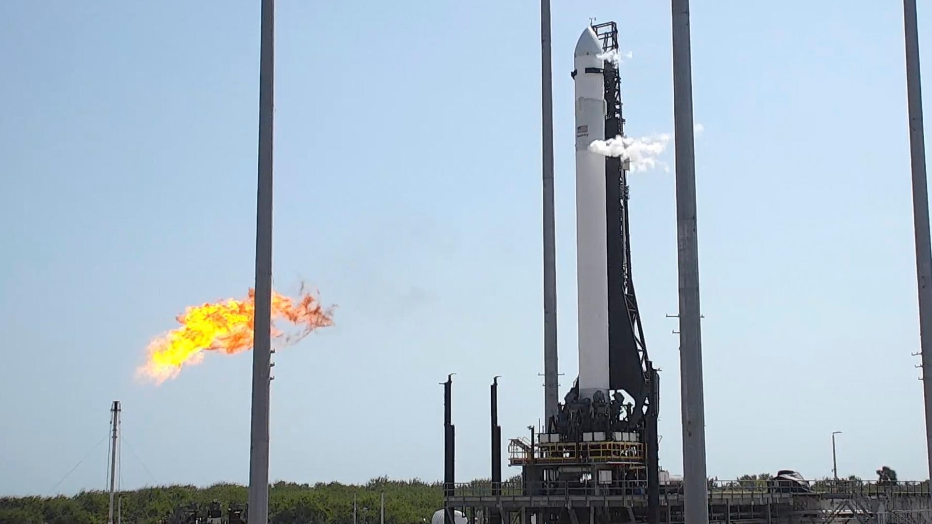 Die Rakete steht in einer Startrampe auf dem Weltraumbahnhof Cape Canaveral.