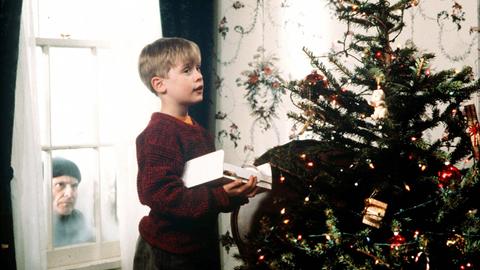 Filmszene aus dem Weihnachtsklassiker: Joe Pesci & Macaulay Culkin in "Kevin - Allein zu Haus" (Home Alone), USA 1990 
