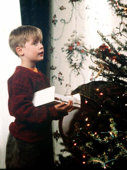 Filmszene aus dem Weihnachtsklassiker: Joe Pesci & Macaulay Culkin in "Kevin - Allein zu Haus" (Home Alone), USA 1990 