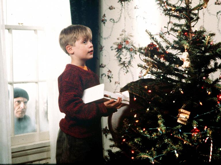 Filmszene aus dem Weihnachtsklassiker: Joe Pesci & Macaulay Culkin in "Kevin - Allein zu Haus" (Home Alone), USA 1990 