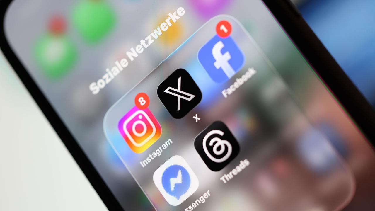 Ein Smartphone-Display zeigt Symbole verschiedener Apps sozialer Netzwerke, darunter X, Facebook, Instagram, Threads und Messenger.