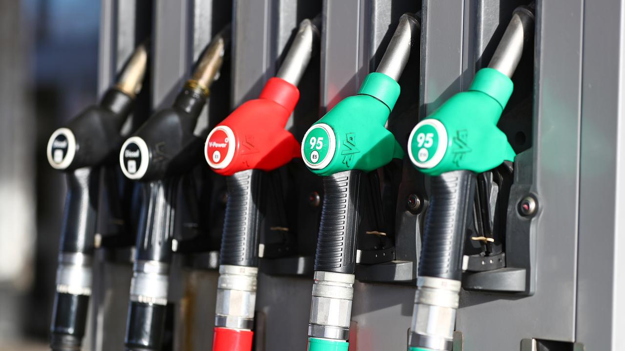 Das Bild zeigt mehrere Tankschläuche an einer Zapfsäule. Sie hängen nebeneinander in ihren Halterungen, meist farblich gekennzeichnet – etwa grün für Benzin. 