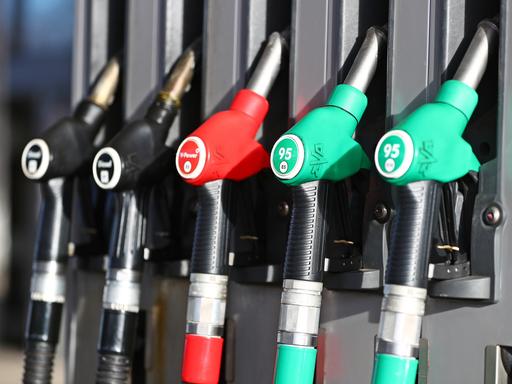 Das Bild zeigt mehrere Tankschläuche an einer Zapfsäule. Sie hängen nebeneinander in ihren Halterungen, meist farblich gekennzeichnet – etwa grün für Benzin. Das Bild zeigt mehrere Tankschläuche an einer Zapfsäule. Sie hängen nebeneinander in ihren Halterungen, meist farblich gekennzeichnet – etwa grün für Benzin.