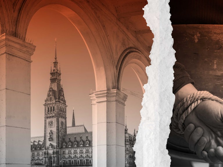 Zwei Bilder, geteilt durch einen Riss: Links Hamburg, rot eingefärbt, rechts gefesselte Hände.