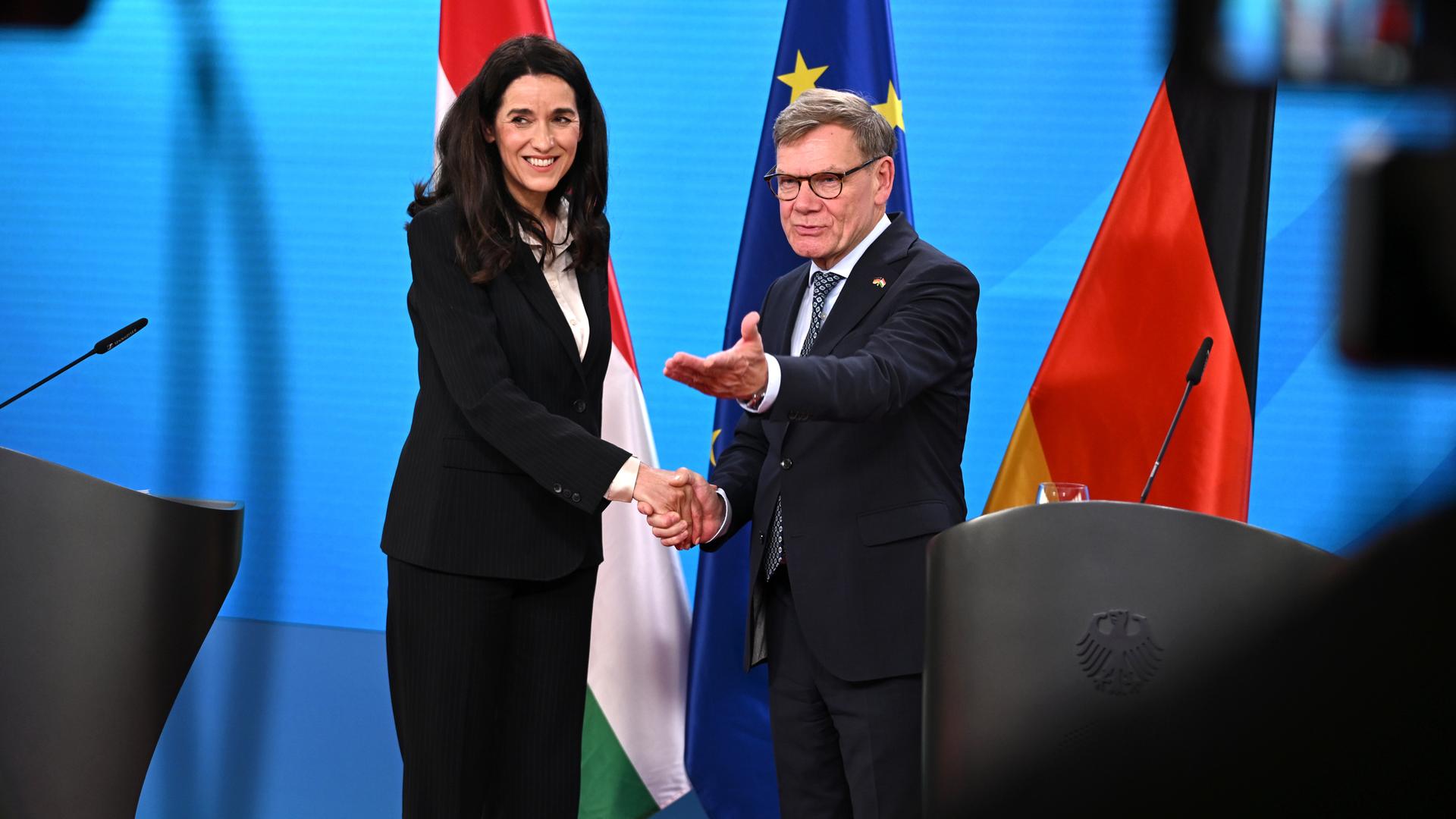 Johann Wadephul (r, CDU), Außenminister, empfängt seine ungarische Amtskollegin Anita Orbán, Außenministerin von Ungarn, im Auswärtigen Amt in Berlin. Beide schütteln sich die Hände und schauen lächelnd id die Kameras. Johann Wadephul (r, CDU), Außenminister, empfängt seine ungarische Amtskollegin Anita Orbán, Außenministerin von Ungarn, im Auswärtigen Amt in Berlin. Beide schütteln sich die Hände und schauen lächelnd id die Kameras.