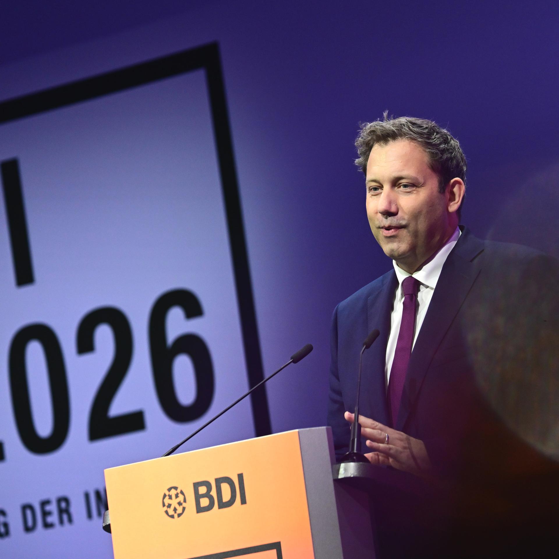 Lars Klingbeil spricht während des Panels "Mut zur Reform - Investitionen und Anreize für den Aufschwung" am Tag der Industrie 2026 des Bundesverbandes der Deutschen Industrie in Berlin.