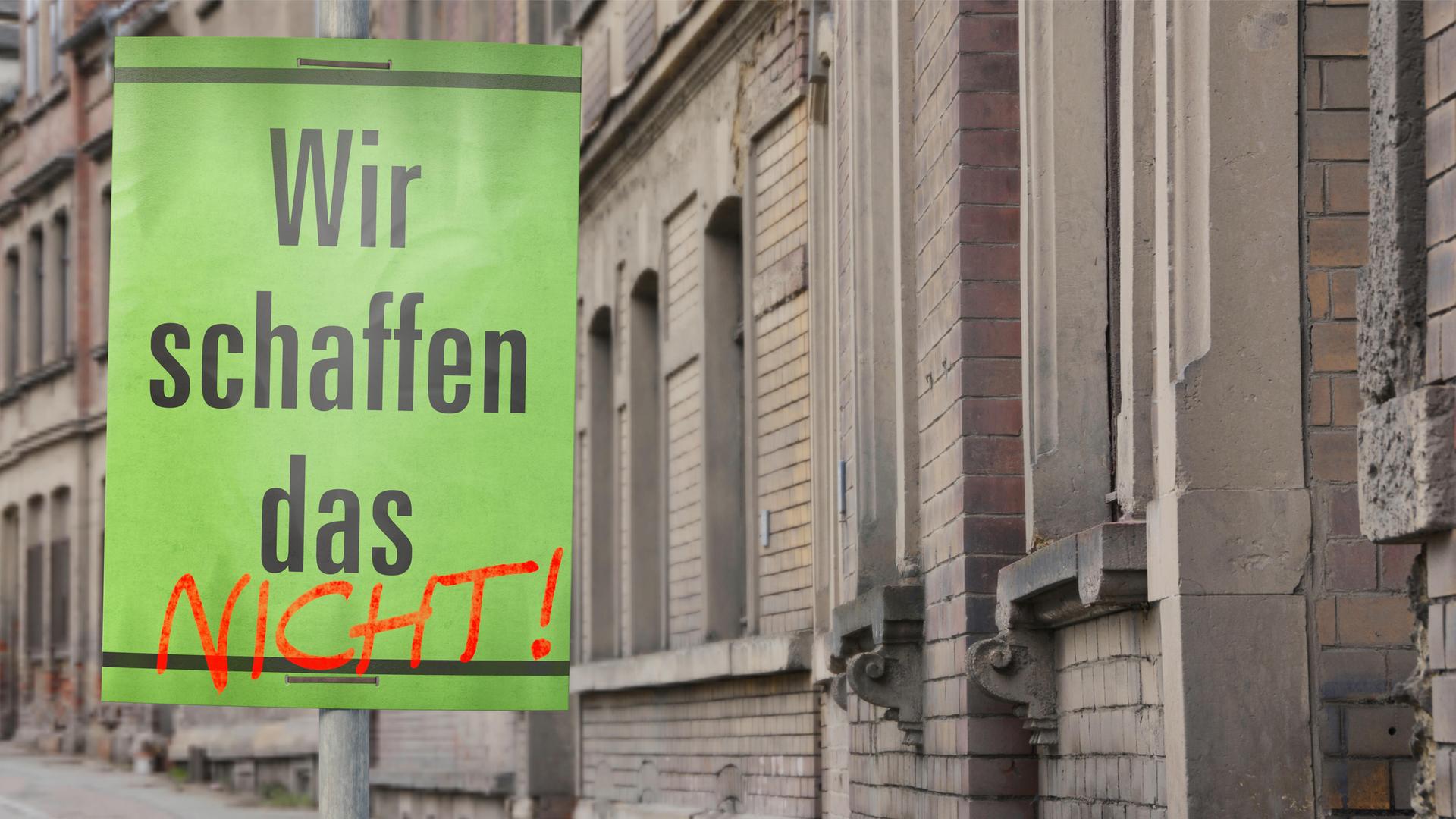 Ein überschriebenes Plakat an einer Säule: Wir schaffen das NICHT Ein überschriebenes Plakat an einer Säule: Wir schaffen das NICHT