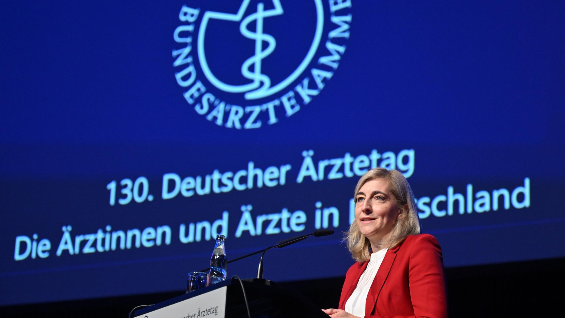 Bundesgesundheitsministerin Nina Warken (CDU) spricht zu Beginn des 130. Deutschen Ärztetages im Hannover Congress Centrum HCC. 