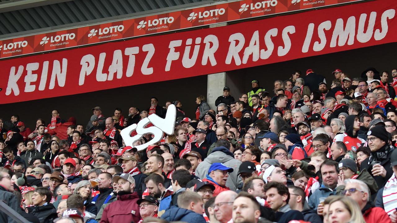 Rheinland-Pfalz, Mainz: Fußball: Bundesliga, FSV Mainz 05 - Fortuna Düsseldorf, Opel Arena, 25. Spielta. Über den Mainzer Fans ist ein Schild mit der Aufschrift "Kein Platz für Rassismus".