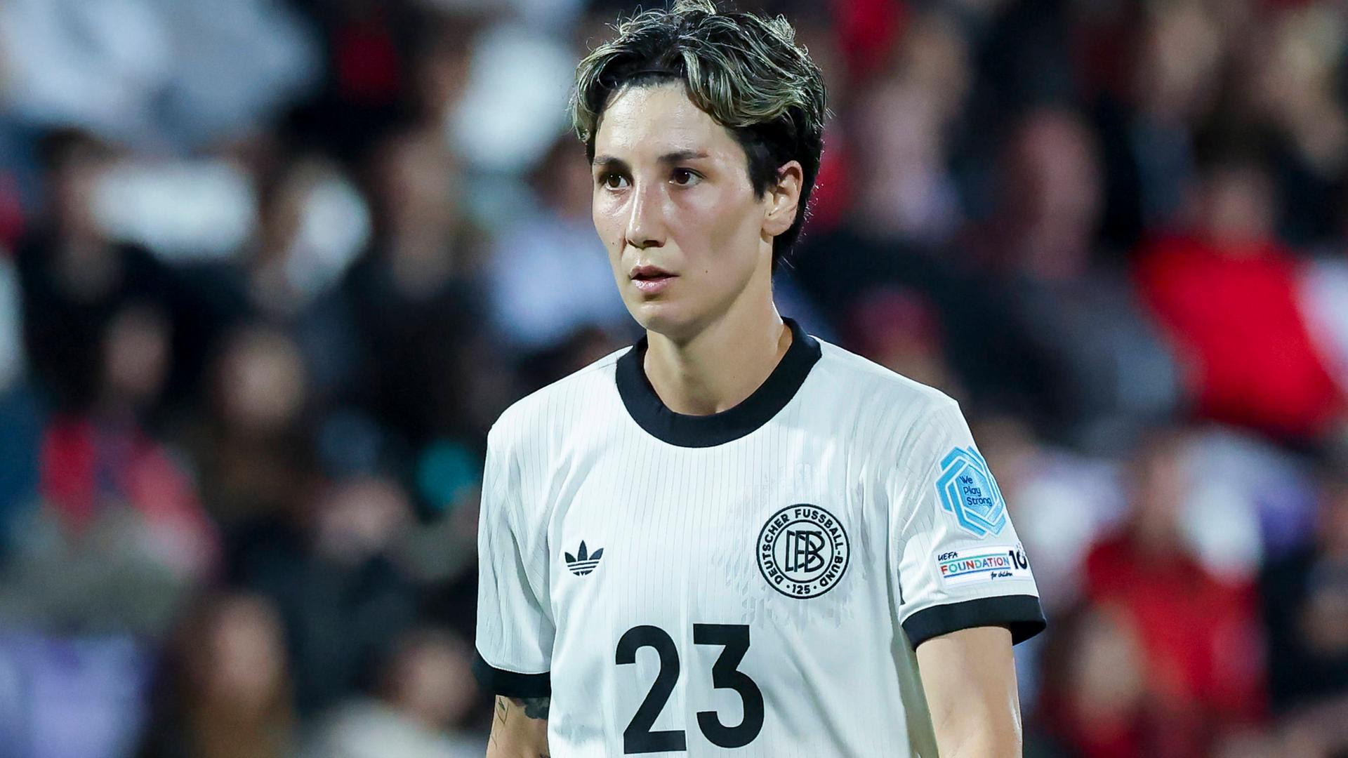 Sara Doorsoun im Porträt während eines Fußballspiels Sara Doorsoun im Porträt während eines Fußballspiels