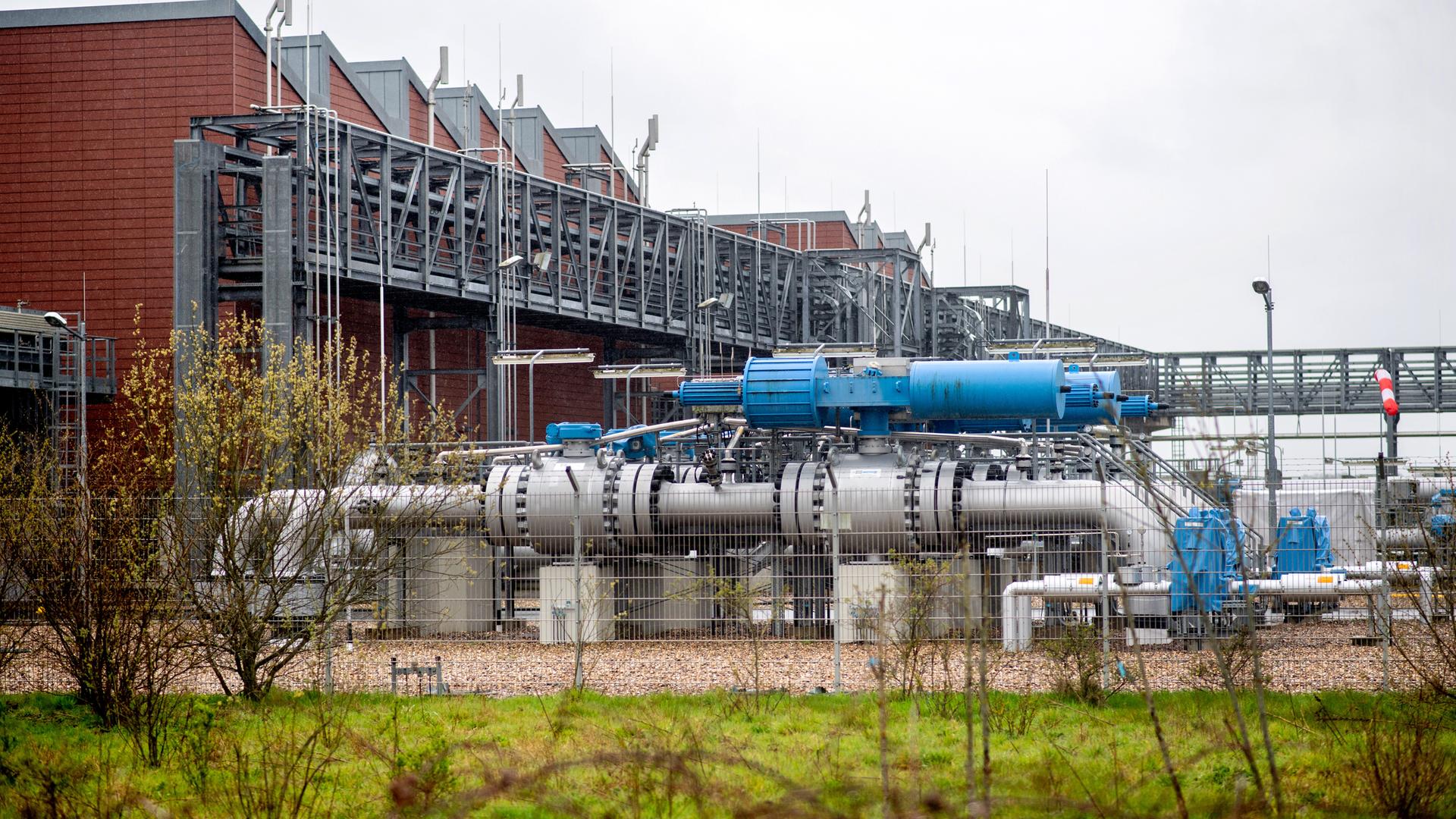 Technische Anlagen, die für die Einlagerung von Erdgas in Kavernen genutzt werden, stehen auf dem Gelände der Speicherstation Etzel ESE, deren technischer Betreiber die Uniper Energy Storage GmbH ist. Technische Anlagen, die für die Einlagerung von Erdgas in Kavernen genutzt werden, stehen auf dem Gelände der Speicherstation Etzel ESE, deren technischer Betreiber die Uniper Energy Storage GmbH ist.
