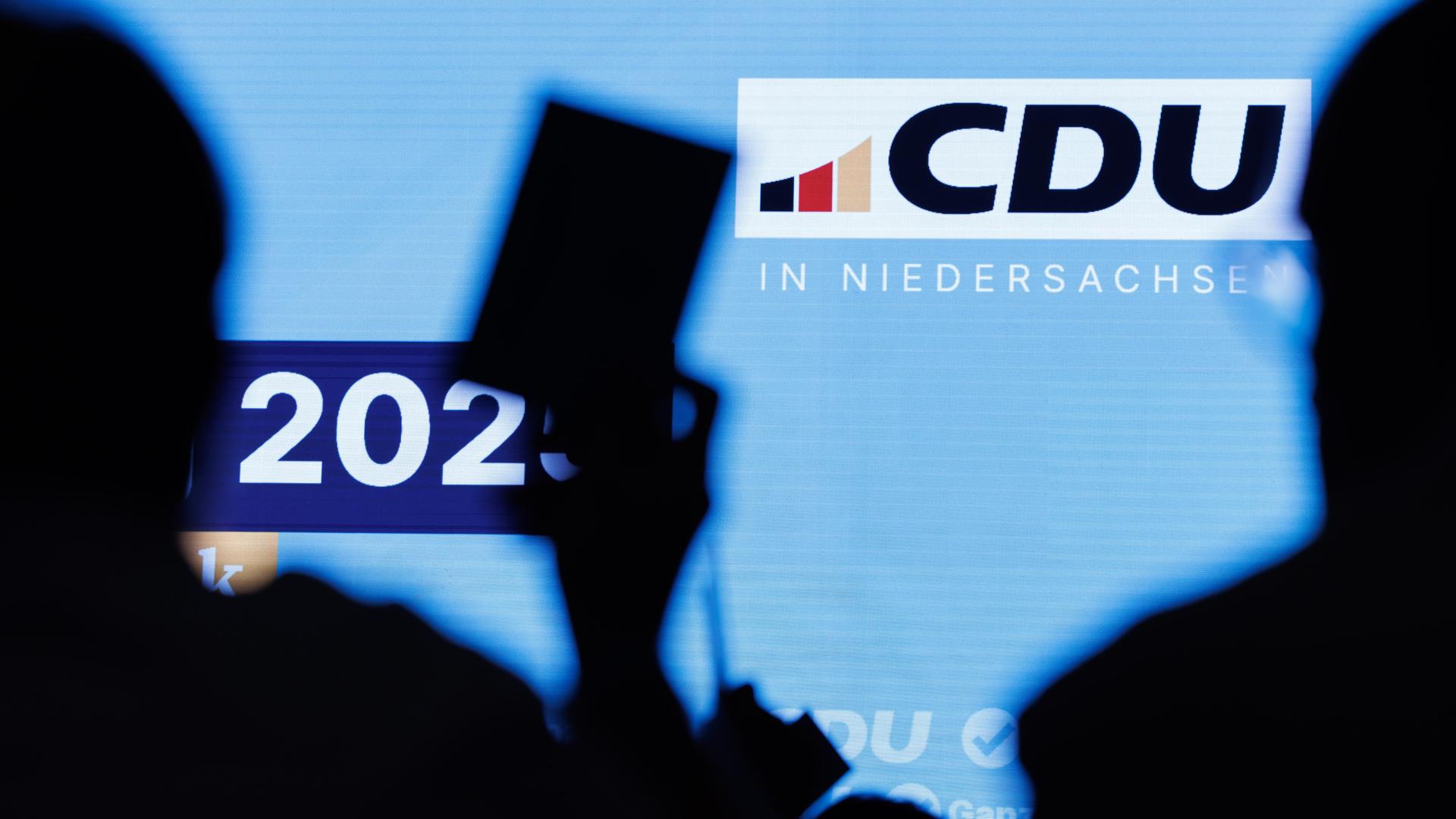 Stimmzettel werden zu Beginn des Landesparteitages der CDU Niedersachsen in Osnabrück hochgehalten. 