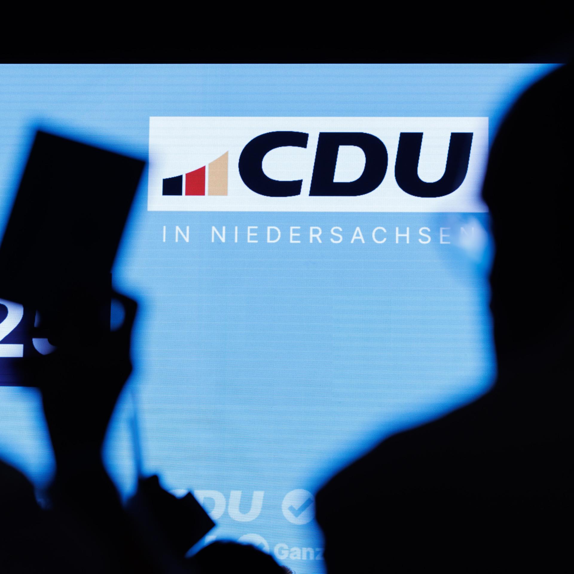 Stimmzettel werden zu Beginn des Landesparteitages der CDU Niedersachsen in Osnabrück hochgehalten. 
