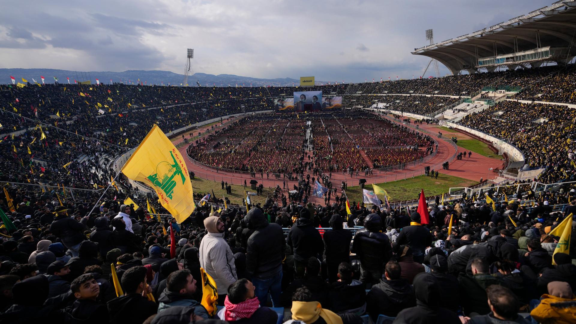 Menschen versammeln sich zur Trauerfeier für den Hisbollah-Führer Hassan Nasrallah im Sports City Stadion in Beirut. 