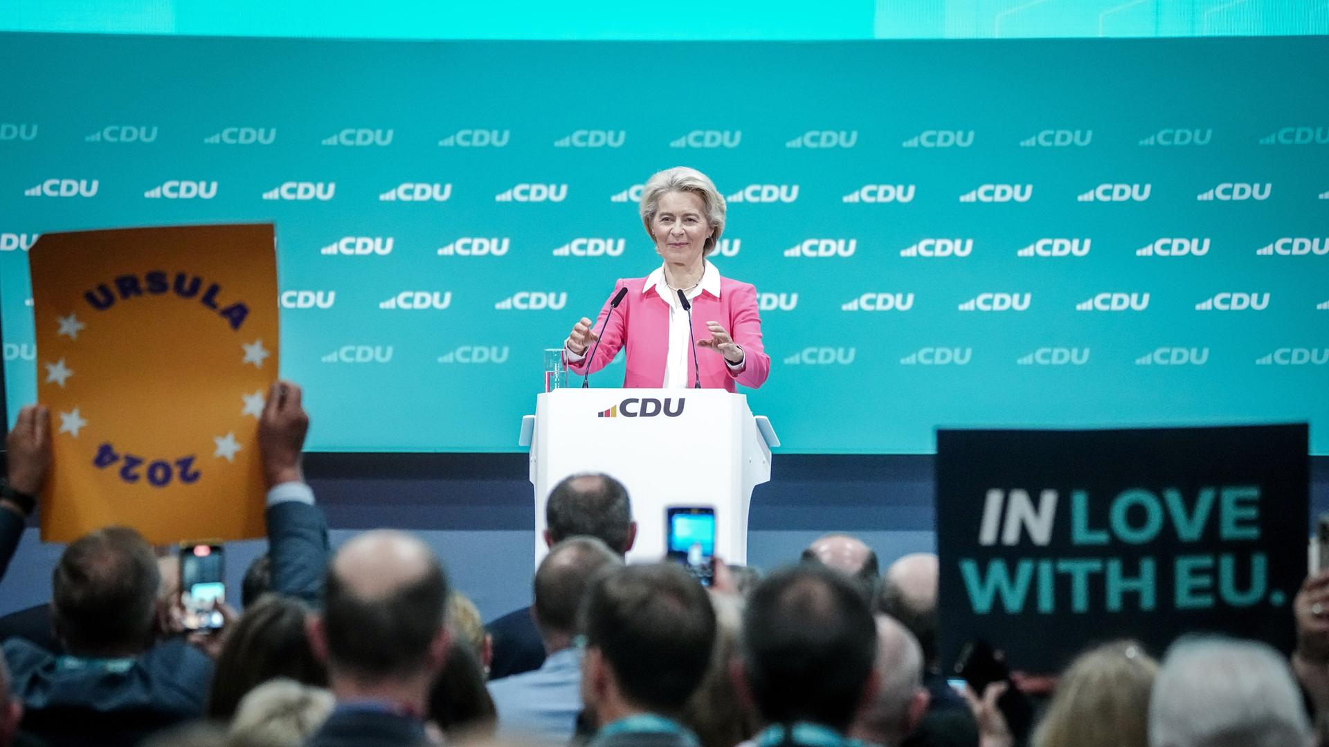 Berlin: Ursula von der Leyen, Präsidentin der Europäischen Kommission, EU- und EVP-Spitzenkandidatin, spricht beim CDU-Bundesparteitag. 