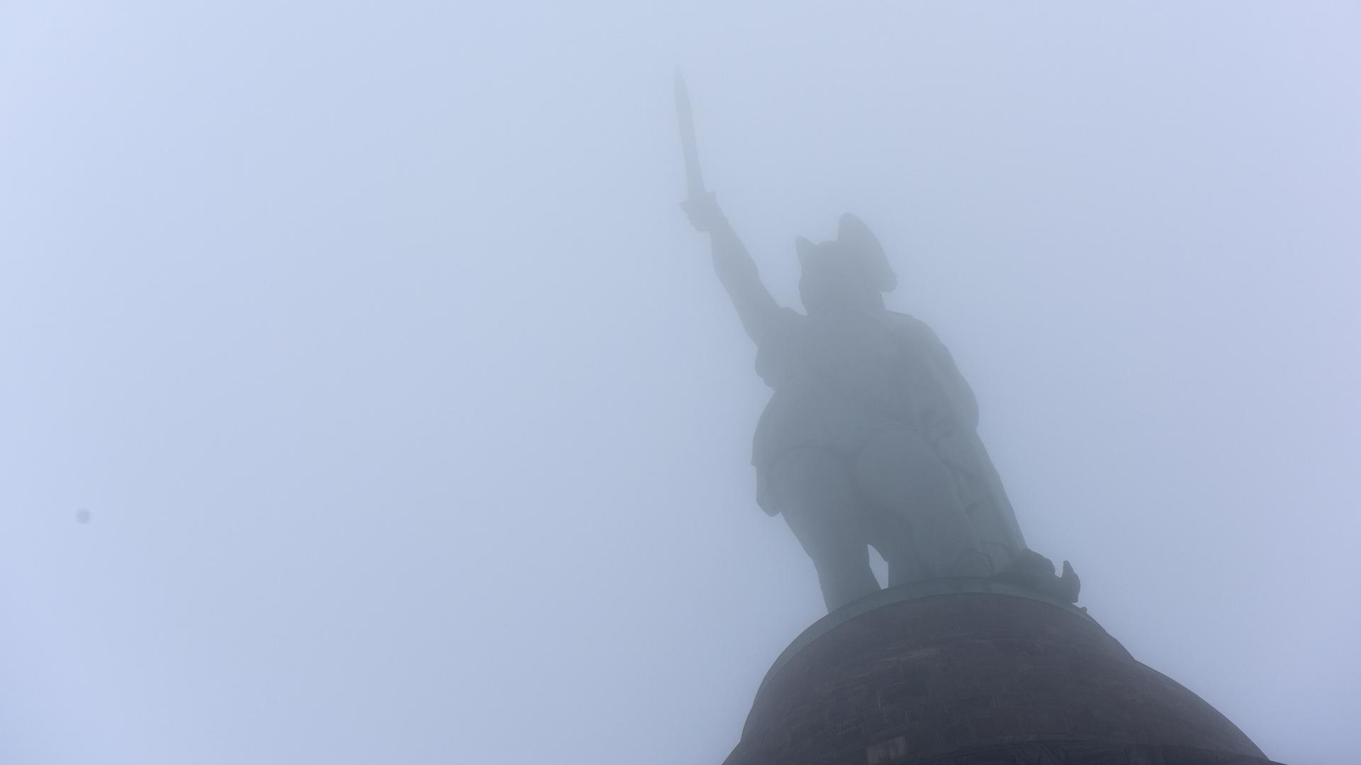 Nebelschwaden ziehen am 15.03.2016 in Detmold (Nordrhein-Westfalen) am Hermannsdenkmal im Teutoburger Wald vorbei. 
