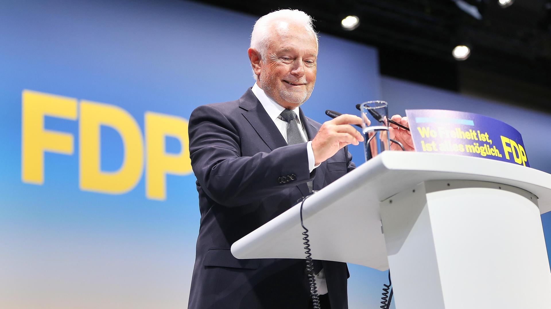 Wolfgang Kubicki steht während des Bundesparteitags am Rednerpult.