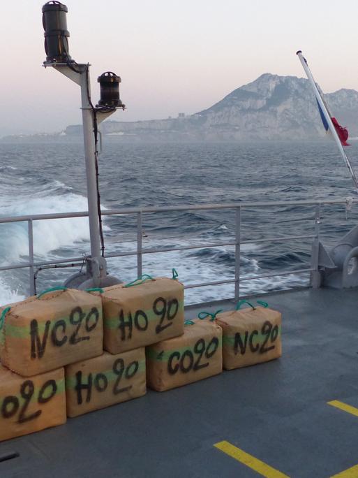 Beschlagnahmte Päckchen mit Kokain liegen aufgereiht an Deck eines Patrouillenbootes, das vor Gibraltar kreuzt.