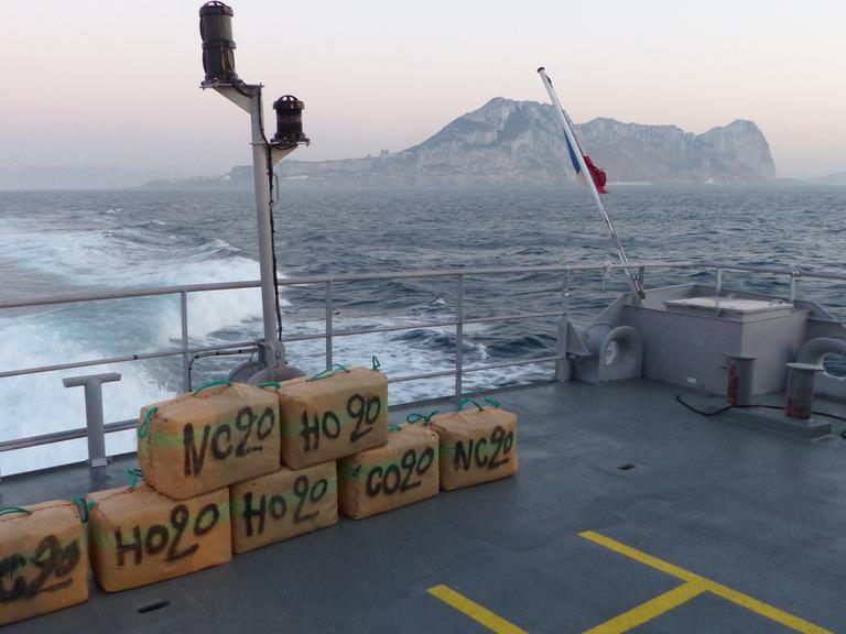 Beschlagnahmte Päckchen mit Kokain liegen aufgereiht an Deck eines Patrouillenbootes, das vor Gibraltar kreuzt.