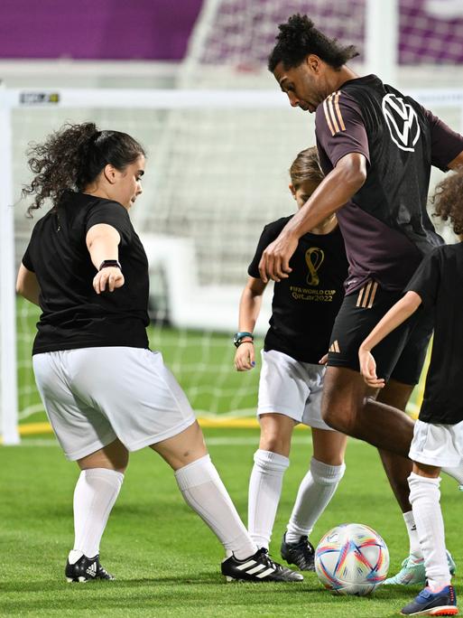 Nationalspieler Serge Gnabry spielt gegen eine lokale Auswahl junger Frauen und Mädchen in Katar.