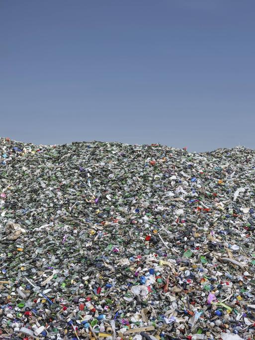 Plastikmüll liegt auf einem großen Haufen.
