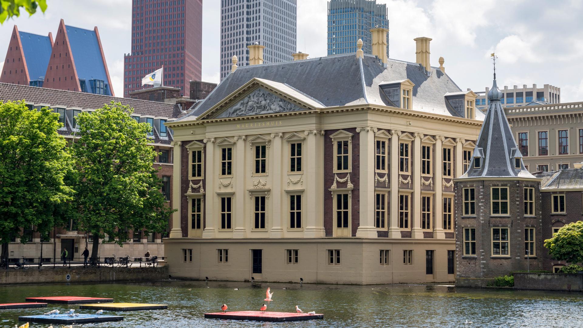 Das Museum Mauritshuis in Den Haag vom Wasser aus betrachtet.