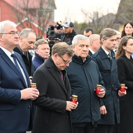 Butscha: Johann Wadephul (CDU, vorn 3.v.l), Außenminister, nimmt an der Gedenkfeier zum vierten Jahrestag der Befreiung von Butscha an der St.-Andreas-Kirche teil. Links neben ihm der ukrainische Außenminister Andrij Sybiha.