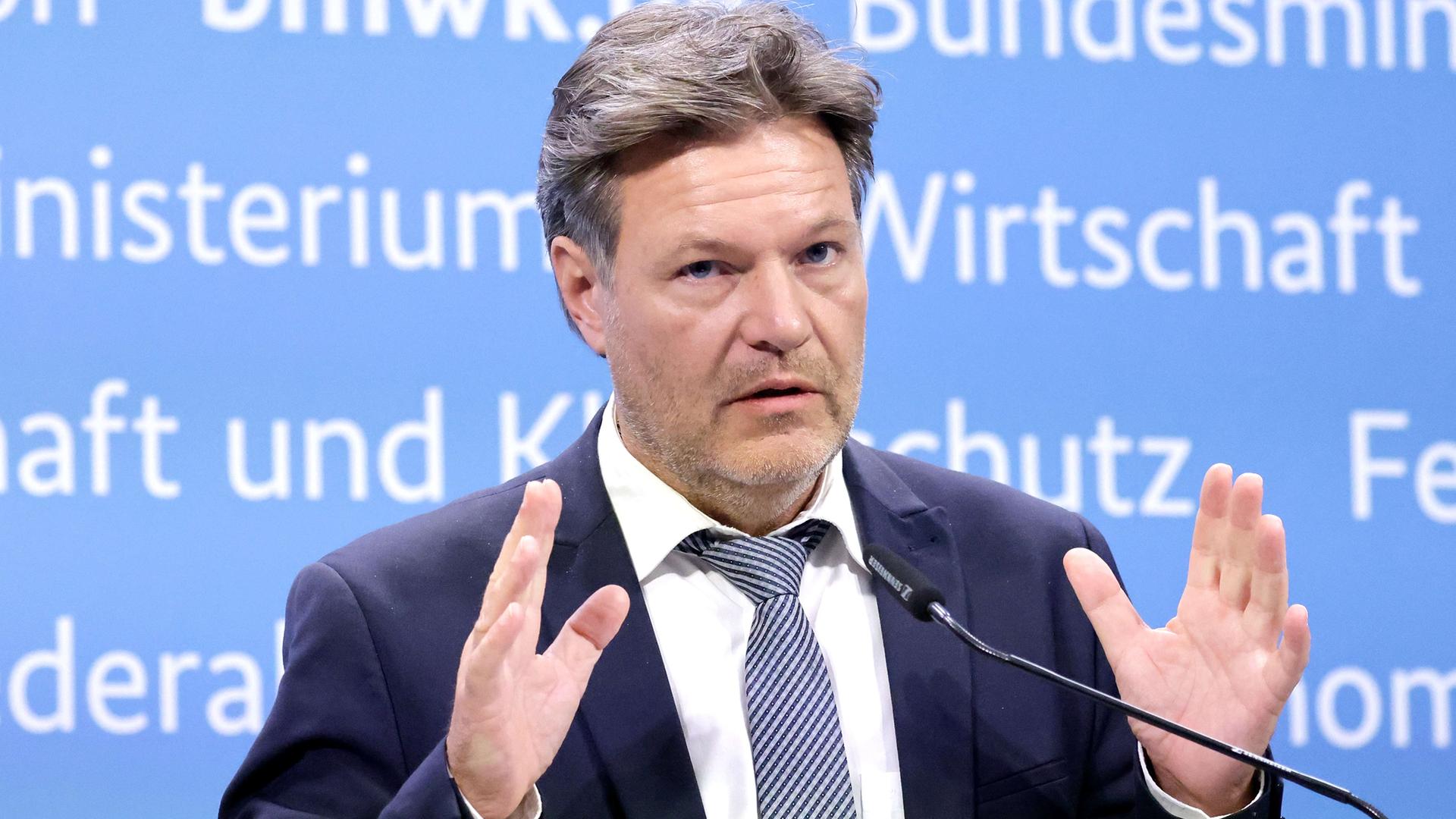 Berlin: Robert Habeck, Bundesminister für Wirtschaft und Klimaschutz, spricht bei einer Pressekonferenz über die Vorstellung der Industriestrategie im Bundesministerium für Wirtschaft und Klimaschutz.