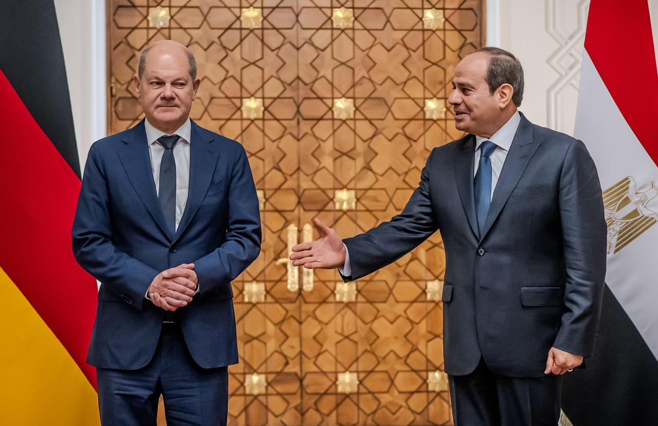 Kairo: Bundeskanzler Olaf Scholz (SPD) trifft Ägyptens Staatschef Abdel Fattah al-Sisi (r) während seines Besuchs in Kario. 