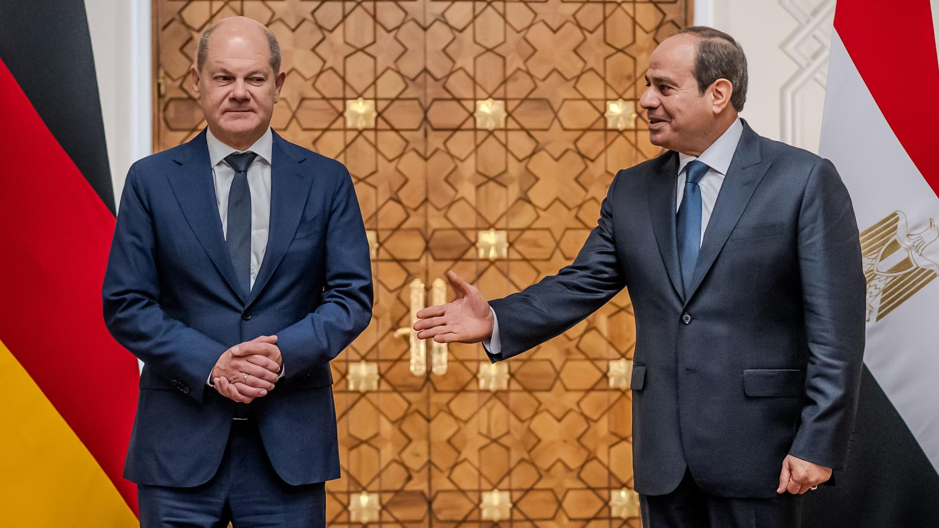 Kairo: Bundeskanzler Olaf Scholz (SPD) trifft Ägyptens Staatschef Abdel Fattah al-Sisi (r) während seines Besuchs in Kario.