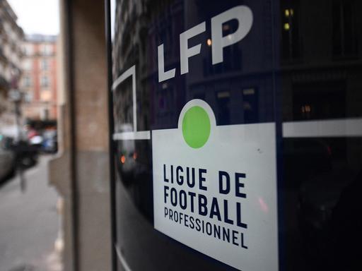 Paris: Das Logo der französischen Fußball-Profiliga (LFP) an ihrem Hauptsitz