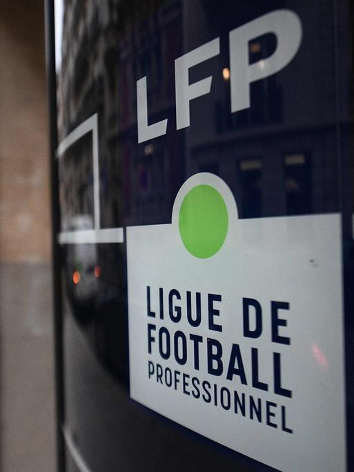 Paris: Das Logo der französischen Fußball-Profiliga (LFP) an ihrem Hauptsitz