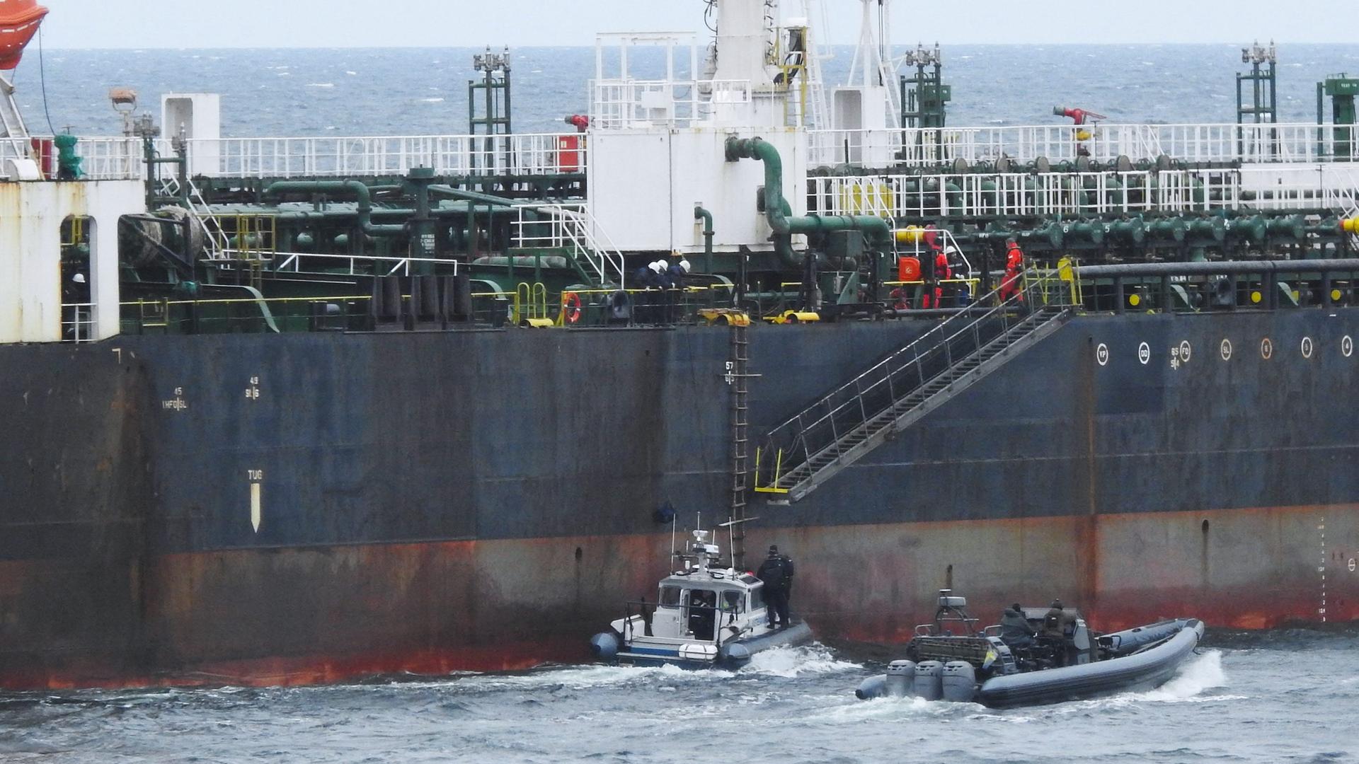 Einsatzkräfte der schwedischen Küstenwache gehen an Bord eines Tankers, der zur russischen Schattenflotte gehören soll.